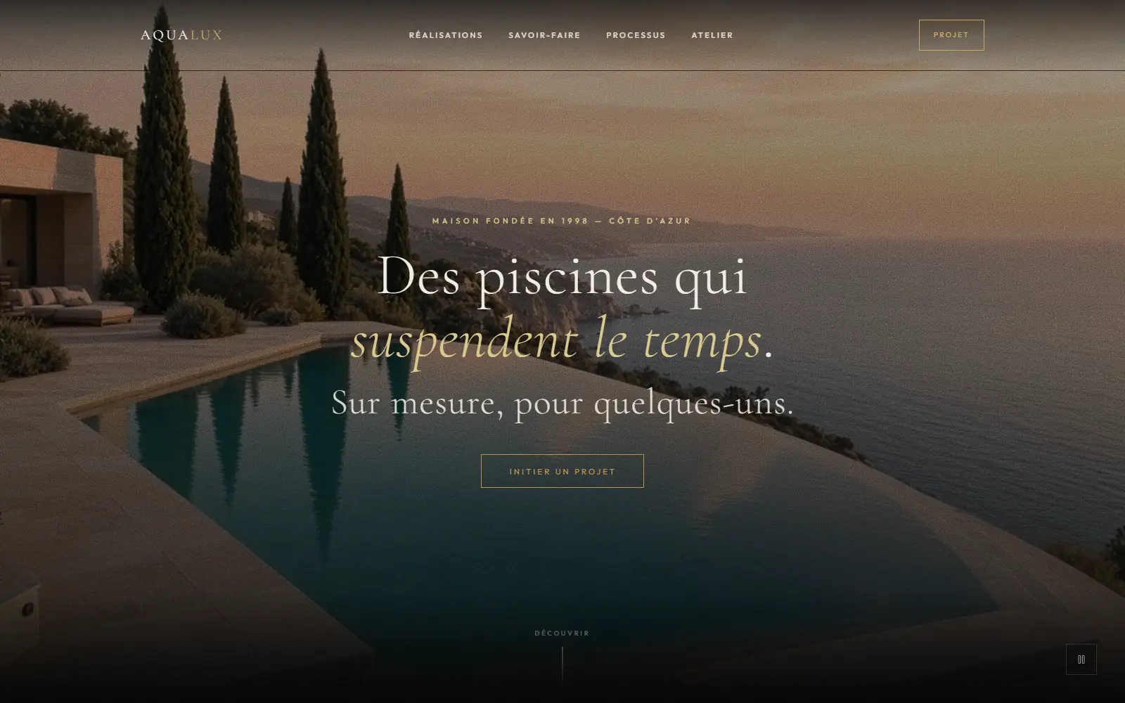 Maquette AquaLux Design : une piscine à débordement au coucher du soleil
